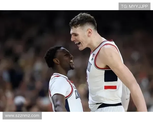 霍勒迪突破巧传助攻克林根内线接球强势暴扣点燃全场热情 霍勒迪突破巧传助攻克林根内线接球强势暴扣点燃全场热情